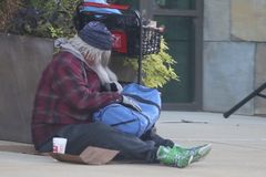 Impactante! Pastor se disfarça de mendigo para avaliar reação da própria igreja, assista | Notícias Gospel