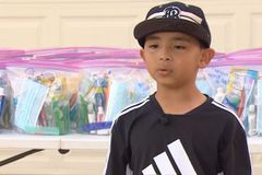 Menino de 7 anos usou dinheiro do aniversário para ajudar sem-teto