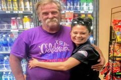 Ex-morador de rua reencontra mulher que mudou a sua vida ao lhe ajudar com 7 dólares | Notícias Gospel