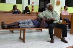 Acolhida de fiel a morador de rua durante culto emociona nas redes sociais | Notícias Gospel