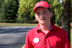 "Sou chamado para viver como Jesus", diz jovem após doar sapato para desabrigado | Notícias Gospel