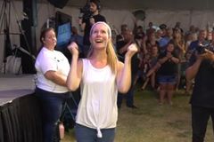 Mulher com esclerose múltipla é curada em cruzada, após aviso de Jesus em visão