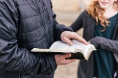 Como os pais podem falar sobre sexo e ideologia trans com crianças? Autor cristão responde