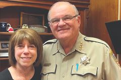 Xerife com Covid-19 ora com equipe médica e sobrevive: "Deus respondeu às orações"