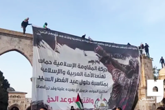 Bandeira do Hamas é erguida no Monte do Templo no fim do Ramadã