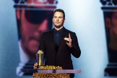 Em premiação, Chris Pratt incentiva jovens a terem fé: "Deus é real, acredite nisso"