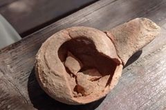 Lâmpada de óleo samaritana é descoberta por arqueólogos no Monte Gerizim