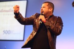 Conheça o homem que decidiu lavar banheiros para evangelizar pessoas no Oriente Médio | Notícias Gospel