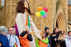 Ativistas protestam contra cruzada evangelística e usam boneco de Jesus com faixa LGBT | Notícias Gospel