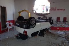 Carro invade igreja após mulher perder o controle da direção