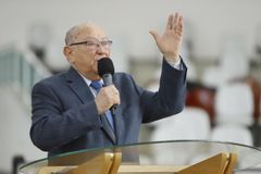 Pastor José Wellington é internado com covid-19 e filho pede oração
