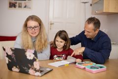 Pais precisarão ter ensino superior ao adotar homeschooling para os filhos