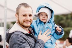 Refugiados ucranianos são batizados após receberem abrigo de igreja