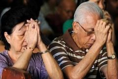 Depois de ter Bíblia queimada pelos pais, filhos insistem em oração e os levam a Jesus