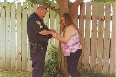 Exemplo: policial é visto orando por mulher que ele prendeu; vídeo viraliza