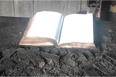 Templo é destruído pelo fogo, mas Bíblia fica intacta em meio ao incêndio