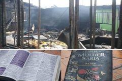 Casa é destruída pelo fogo e Bíblia fica intacta: "Um sinal de Deus"