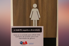 Advogados contestam placa em banheiros para uso de transgêneros na OAB de Pernambuco