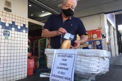 Padeiro doa pães durante a pandemia com mensagens da Bíblia: "Deus nos sustenta"