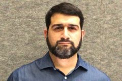 Pastor usa dinheiro da venda de seu livro para comprar cestas básicas, no Rio de Janeiro