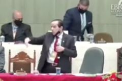 Partidos de esquerda: pastor proíbe fiéis de se filiarem às legendas