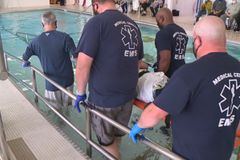 Homem paralisado há 15 anos realiza sonho de ser batizado nas águas