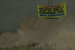 Faixa de fiéis a ladrão: 'Não roube areia e nada da igreja'