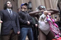 Manifestante simula aborto em frente a igreja: “Estou matando meus bebês”