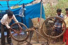 Usando uma bicicleta, ex-hindu inicia 10 células em vilarejos da Índia