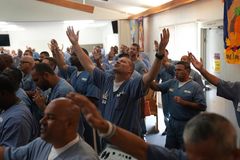 Vídeo: Centenas de presos louvam "Ele me ama" em presídio de segurança máxima nos EUA