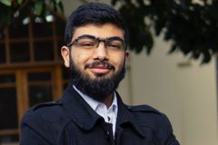 Muçulmano aceita Jesus após receber oração de seu professor: "Deus não desistiu de mim"