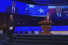 Donald Trump durante culto: ‘EUA têm um Salvador, e não sou eu'