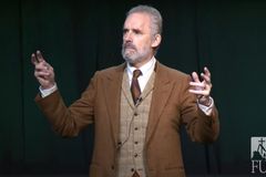 Jordan Peterson usa Bíblia em discurso de formatura: "Fé não é o abandono da razão"