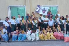 Adolescentes cristãos juntam tampinhas para comprar cadeira de rodas a quem precisa