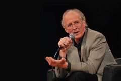 John Piper explica por que não apoia socialismo: "A Bíblia defende a propriedade privada"