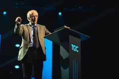 John Piper: Não desperdice suas manhãs no celular, busque a direção de Deus para o dia