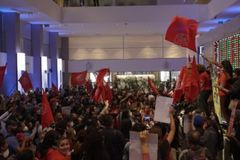 Integrantes do MTST invadem Bolsa de Valores em protesto