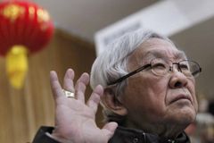 Bispo de 90 anos é preso em Hong Kong por apoiar a democracia