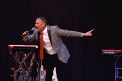 ‘Tirem as máscaras idiotas’, diz pastor que não fechou igreja na pandemia