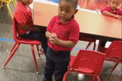 Vídeo com menino de 3 anos conduzindo outras crianças em oração emociona nas redes sociais | Notícias Gospel
