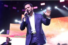 Luciano Camargo faz show gospel em igreja evangélica