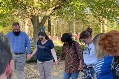 Pais oram após escola apresentar show de drag queen sem avisá-los: "Não vamos recuar"