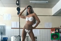 Drag queen fica seminu diante de alunos, em defesa da ideologia de gênero