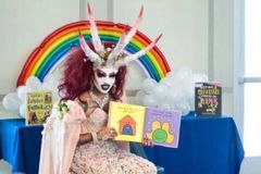 Vestida de demônio, drag queen conta histórias para crianças nos EUA