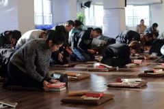 Polícia invade culto doméstico e prende líder de jovens na China