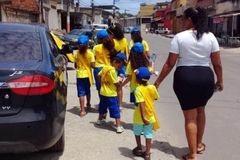 Fantasiadas de carteiro, crianças saem para falar de Deus nas ruas de comunidade | Notícias Gospel