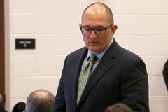 Professor é demitido ao se recusar a chamar aluna transgênero pelo pronome masculino | Notícias Gospel