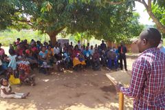 Igreja debaixo de árvore atrai mais de 100 pessoas na África: "Deus multiplicou"