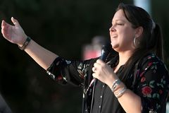 Viciada rouba Bíblia de carro e se converte após ler: "Acabou salvando minha vida"