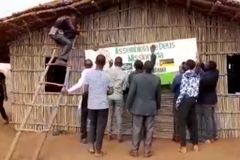 Dia de festa: cristãos comemoram templo feito com bambu na África